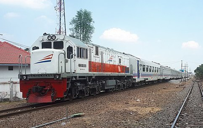 Kereta Api Malioboro Ekspres (C) WIKIPEDIA