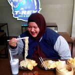 Mie T-Rex, Makan Mie Ditemani Dinosaurus