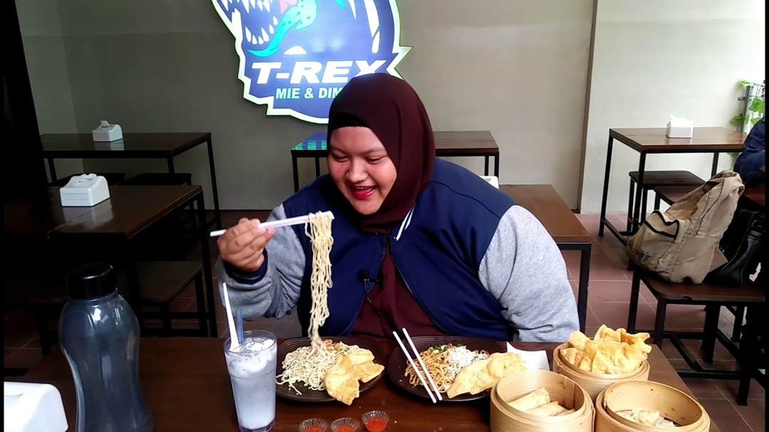 Mie T-Rex, Makan Mie Ditemani Dinosaurus