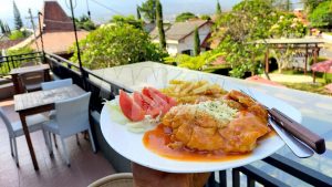 Omah Kitir Cafe Kawinkan Cita Rasa Lokal dan Western