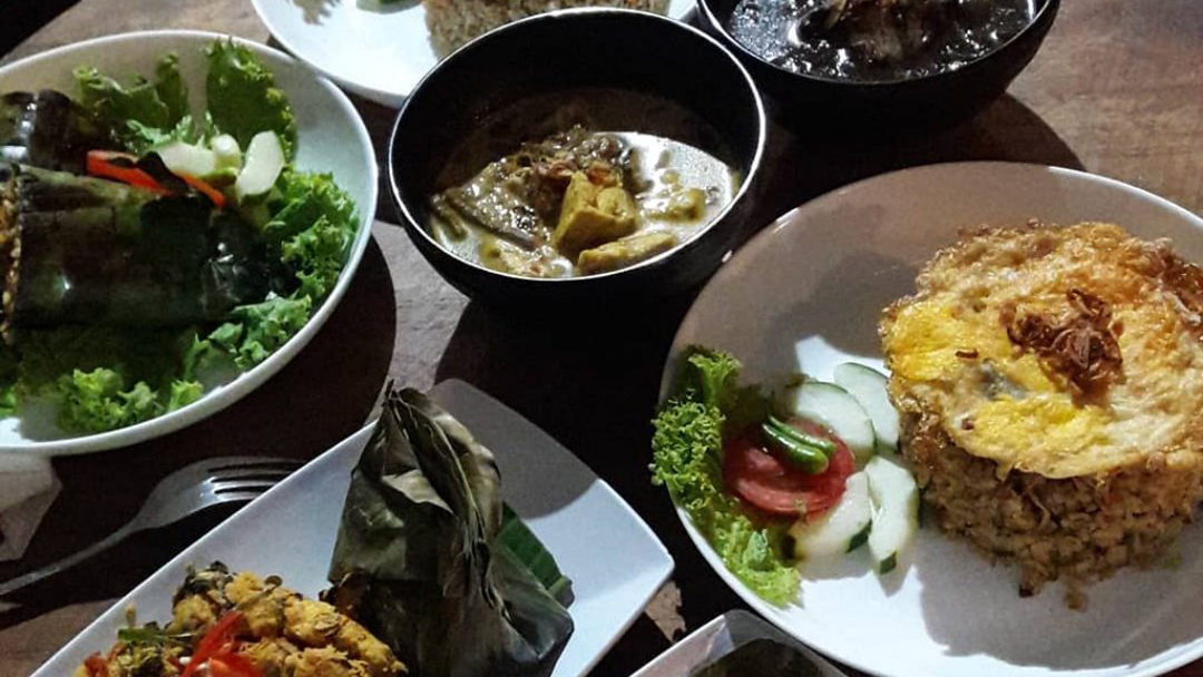 De Kleine Cafe, Sensasi Makan di Dalam Piramida Kaca