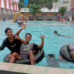 Main Air di Kolam Renang Srikandi Park Tumpang