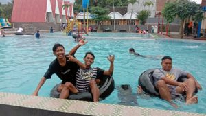 Main Air di Kolam Renang Srikandi Park Tumpang
