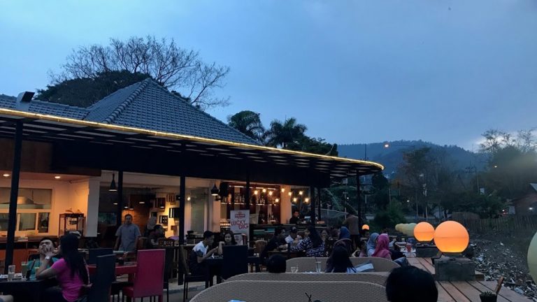 Bersantai Mewah Pinggir Sawah di Pupuk Bawang Cafe & Dining