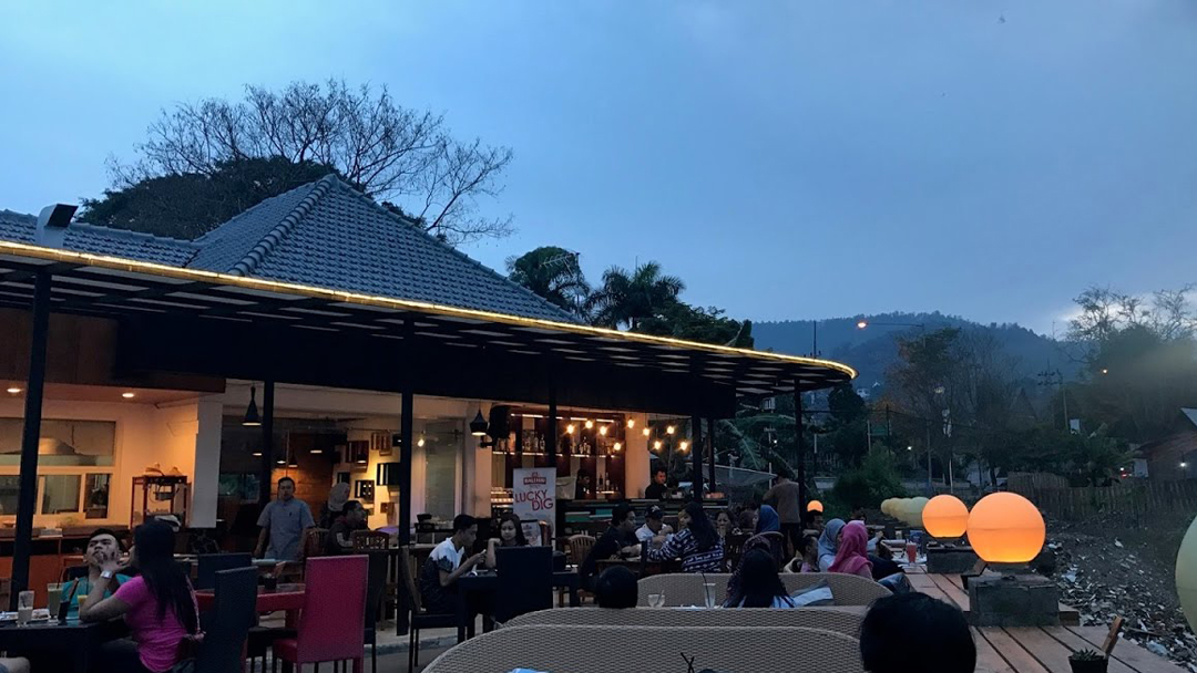 Bersantai Mewah Pinggir Sawah di Pupuk Bawang Cafe & Dining