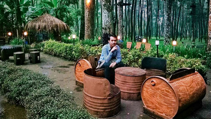 Omah Akar Cafe, Sensasi Nongkrong di Tengah Hutan Pinus