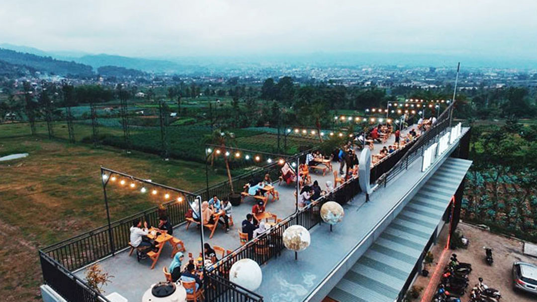 Berburu Senja di Cokelat Klasik Cafe Kota Batu