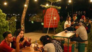 Kafe Holoholo Pu, Seperti Nongkrong di Taman Belakang Rumah Sendiri