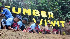 Segarnya Pemandian Sumber Wiwit di Wajak