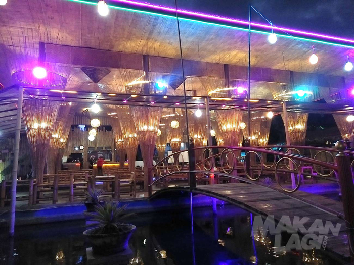 Sensasi Kulineran Tepi Sawah di De Bamboo Restaurant Batu