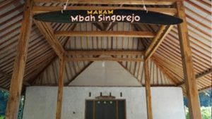 Makan Mbah Singorejo di Pintu Masuk Wisata Boon Pring Turen