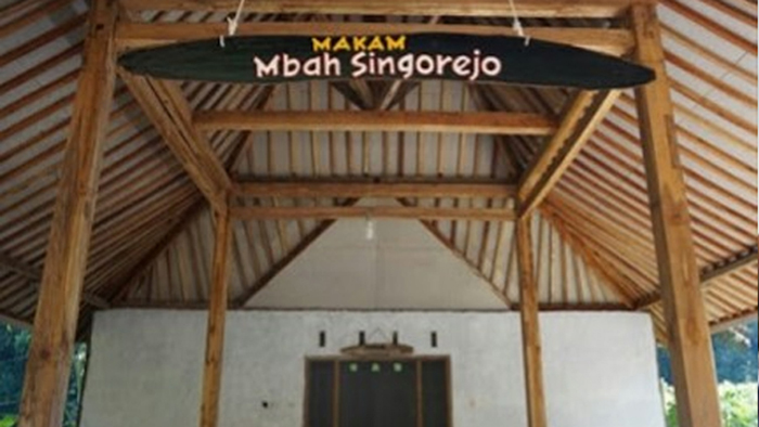 Makan Mbah Singorejo di Pintu Masuk Wisata Boon Pring Turen