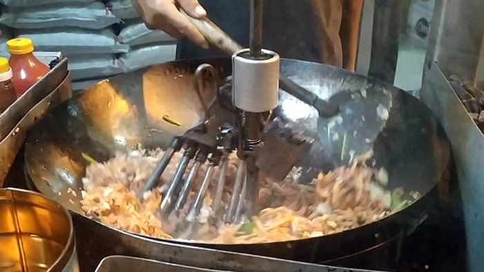 Cerita Pilu Dartadi di Balik Usaha Nasgor Robot