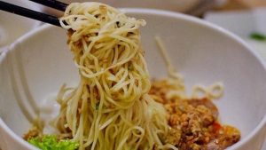 Warung Mie Kudusan Malang, Nikmatnya Melegenda Sejak Tahun 1970-an