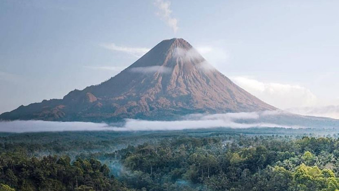 Gunung Semeru Meletus Sejak 200 Tahun Silam