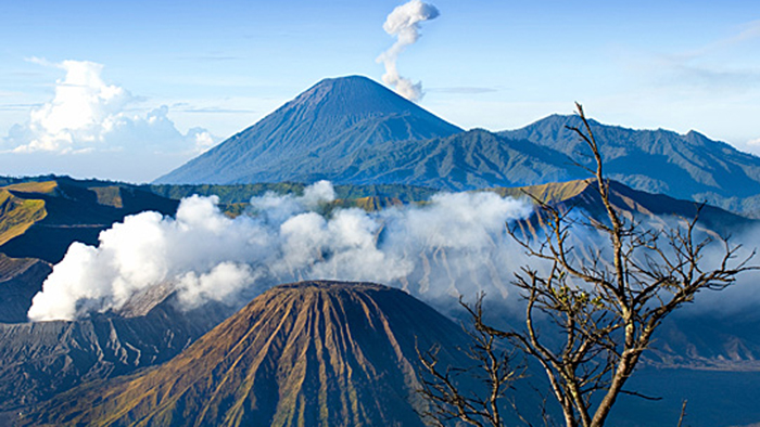 3 Ilmuwan Pendaki Pertama Gunung Semeru