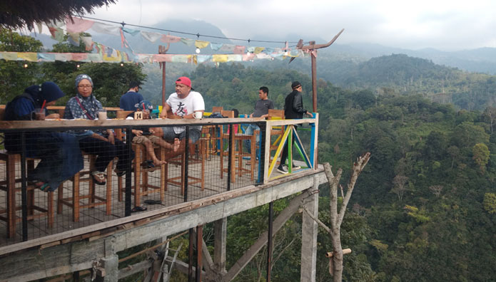 Pemandangan di Cafe Pondok Tubing NgalamCo