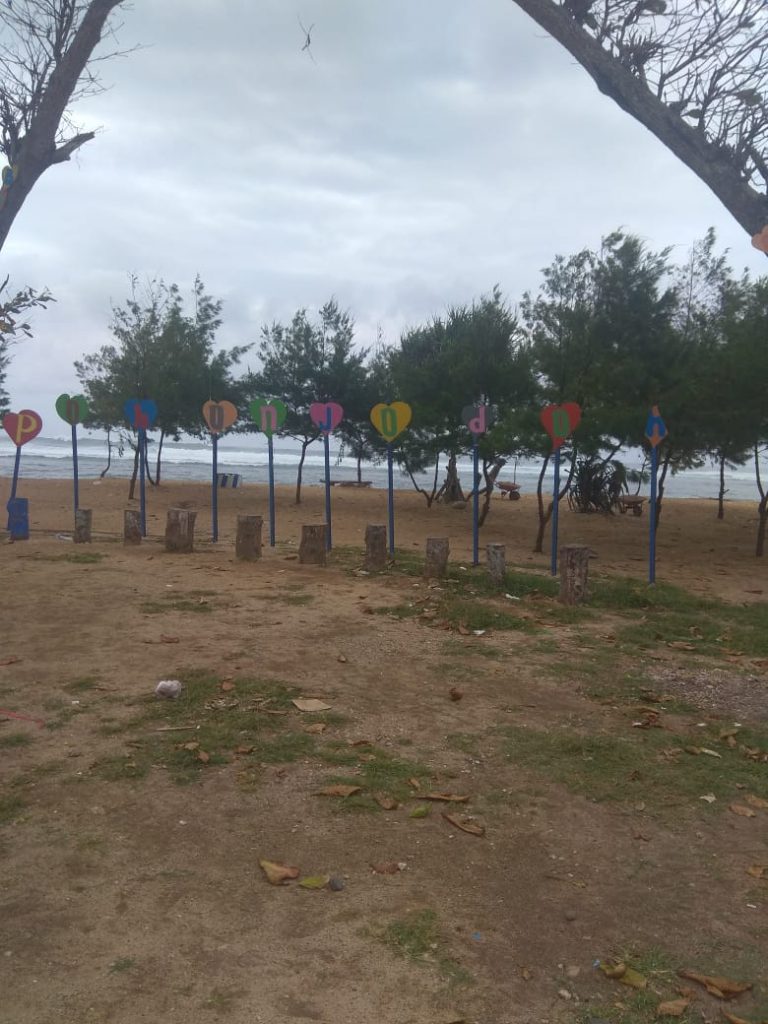 Pemandangan tepi pantai didepan warung Hoki